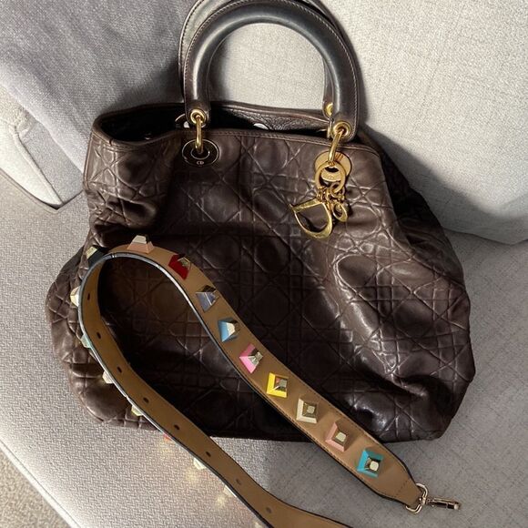 Elegant Brown Quilted Handbag - Picture 11 of 15